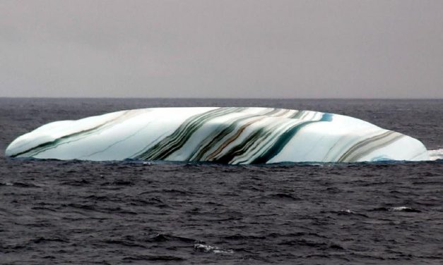Amazing Pictures of Frozen Waves and Striped Icebergs